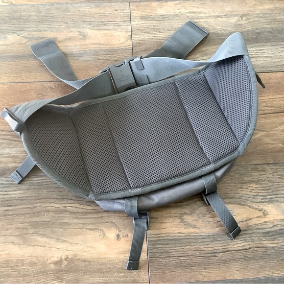 Herschel Unisex Crossbody Sling Bag - Picture 4 of 6